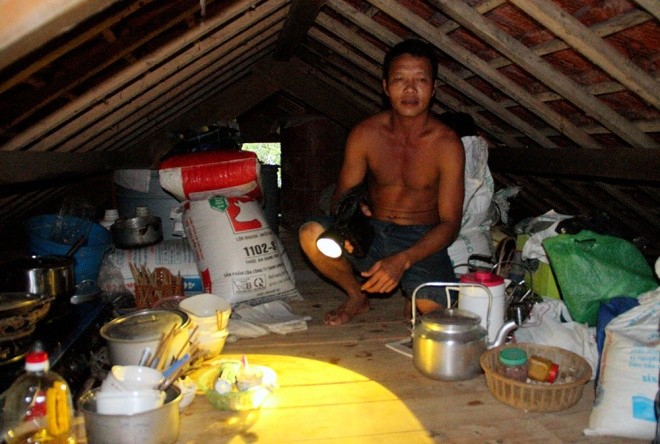 Nghìn người ở Hà Tĩnh chui mái nhà chờ nước rút ảnh 2