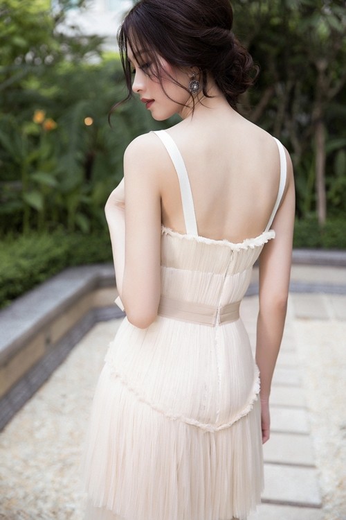 Hoa hậu Thu Thảo hóa cô dâu với váy cưới xuyên thấu ảnh 4