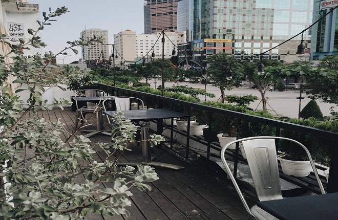 Những quán cà phê chung cư đẹp nhất ngắm phố đi bộ ảnh 3