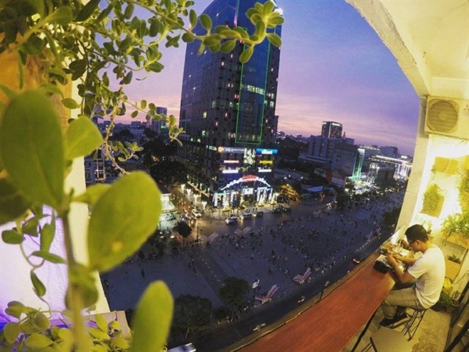 Những quán cà phê chung cư đẹp nhất ngắm phố đi bộ ảnh 5