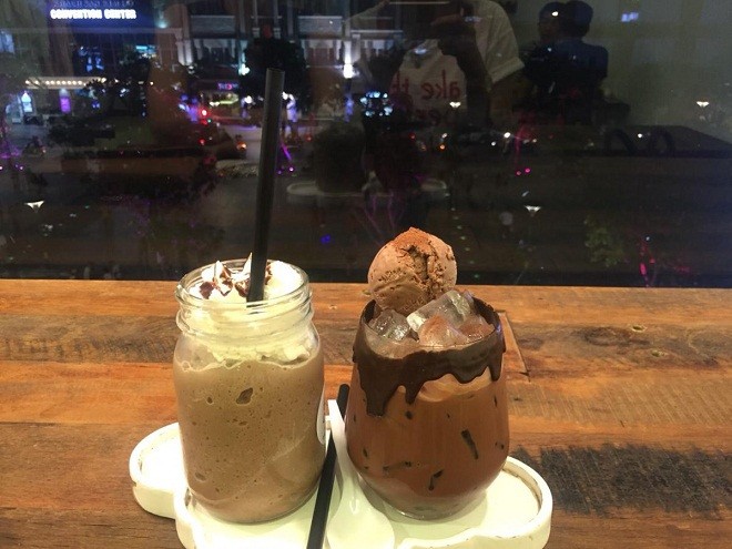 Những quán cà phê chung cư đẹp nhất ngắm phố đi bộ ảnh 6