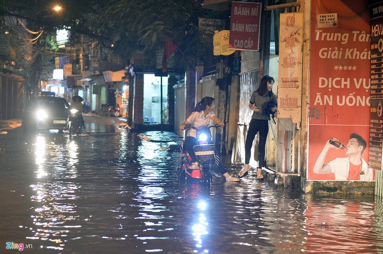Người Hà Nội lại lội bì bõm sau cơn mưa rào ảnh 10