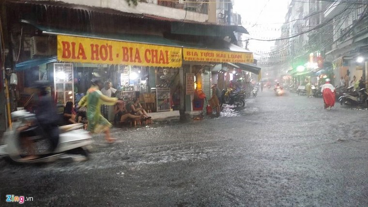 Người Hà Nội lại lội bì bõm sau cơn mưa rào ảnh 11