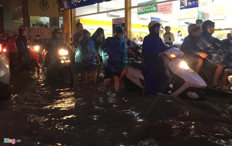 Người Hà Nội lại lội bì bõm sau cơn mưa rào ảnh 1