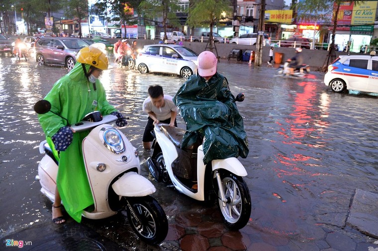 Người Hà Nội lại lội bì bõm sau cơn mưa rào ảnh 2