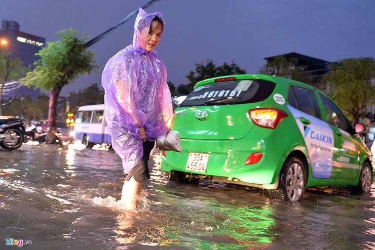 Người Hà Nội lại lội bì bõm sau cơn mưa rào ảnh 4