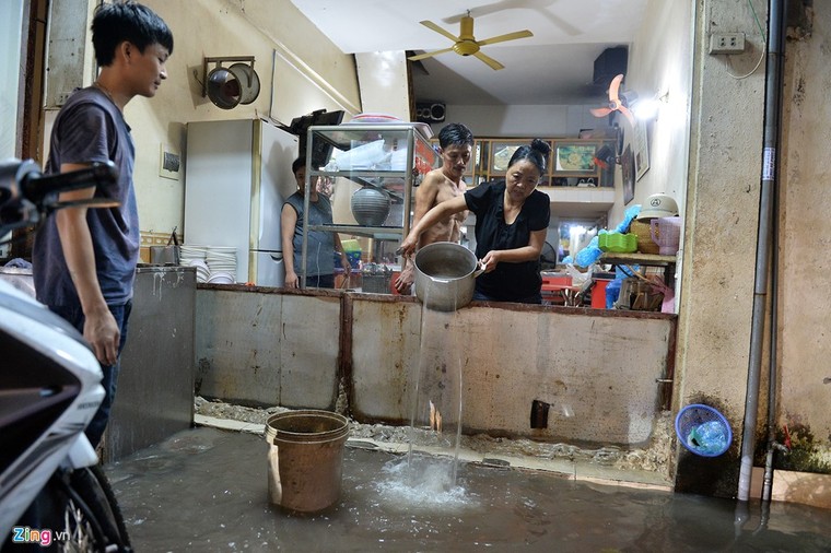 Người Hà Nội lại lội bì bõm sau cơn mưa rào ảnh 6