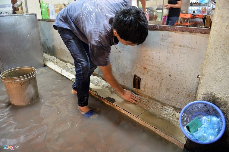 Người Hà Nội lại lội bì bõm sau cơn mưa rào ảnh 8