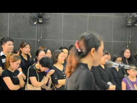 Đám tang đẫm nước mắt của bé trai tử vong do tấm tôn cứa cổ ở Hà Nội ảnh 11