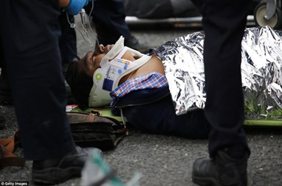 Hiện trường vụ tàu lao nhanh kinh hoàng khiến nhà ga đổ sập ảnh 3