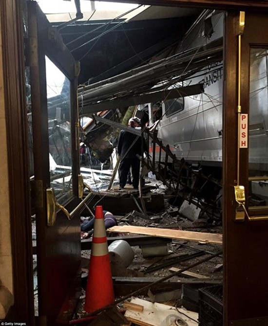 Hiện trường vụ tàu lao nhanh kinh hoàng khiến nhà ga đổ sập ảnh 4