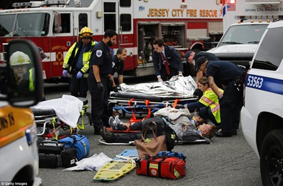 Hiện trường vụ tàu lao nhanh kinh hoàng khiến nhà ga đổ sập ảnh 7