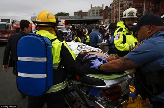 Hiện trường vụ tàu lao nhanh kinh hoàng khiến nhà ga đổ sập ảnh 8