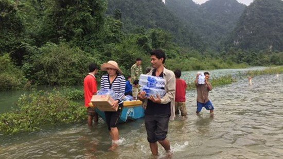 Hướng về đồng bào miền Trung: Trao tận tay hàng ngàn suất quà ảnh 1