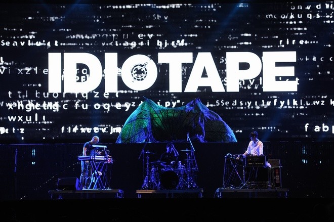 Ca sĩ chính của Scorpions khoác cờ Việt Nam lên sân khấu ảnh 9