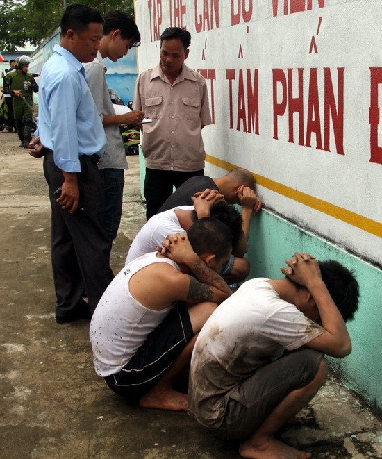 Hơn 100 học viên cai nghiện đốt trại, ném đá cảnh sát ảnh 9