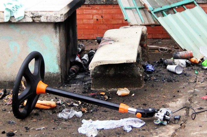 Hơn 100 học viên cai nghiện đốt trại, ném đá cảnh sát ảnh 1