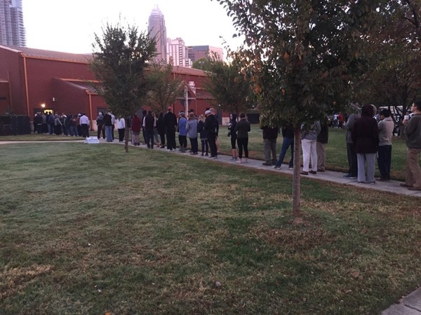 Điểm bỏ phiếu mở cửa, Mỹ bước vào thời khắc lịch sử ảnh 2