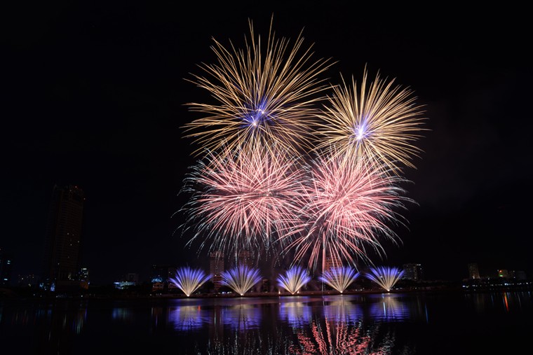 Cận cảnh màn trình diễn "bản giao hưởng" pháo hoa đẹp xuất sắc ảnh 7