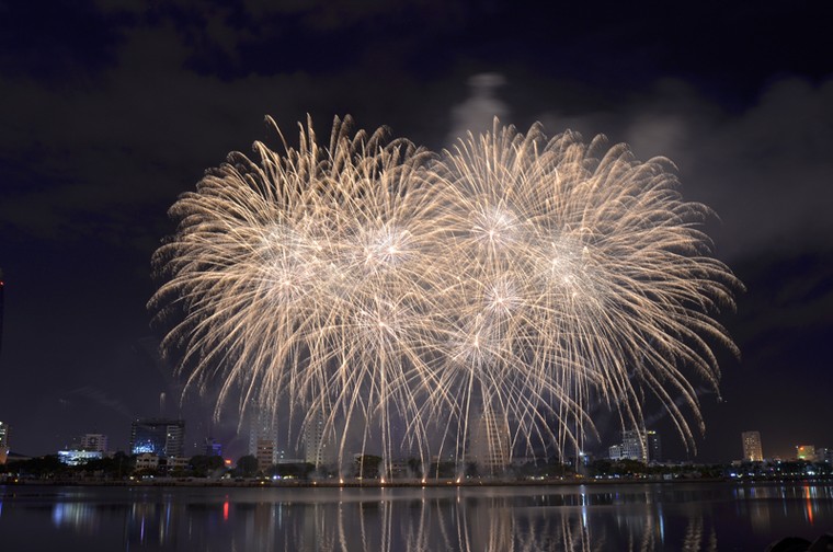 Cận cảnh màn trình diễn "bản giao hưởng" pháo hoa đẹp xuất sắc ảnh 13