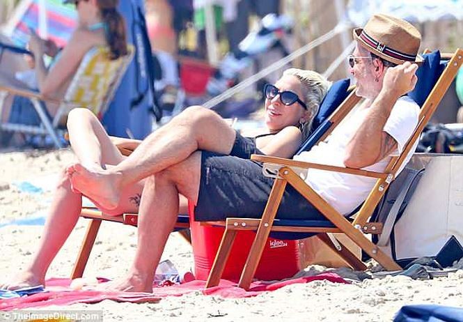 Lady Gaga tình tứ bên tình già tại bờ biển ảnh 2