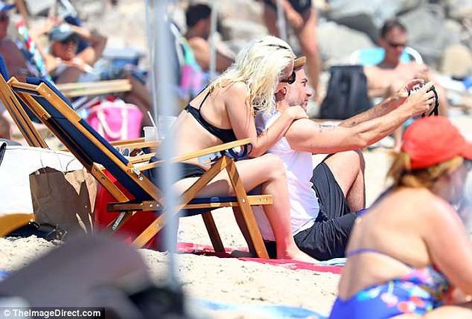 Lady Gaga tình tứ bên tình già tại bờ biển ảnh 6