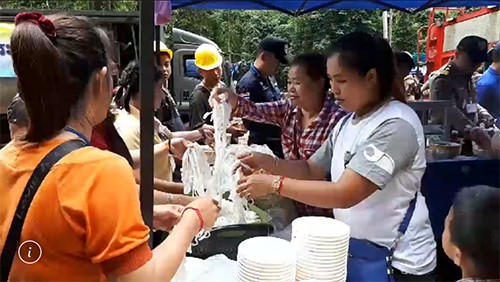 Người Thái Lan lập điểm nấu ăn miễn phí cho đoàn cứu hộ đội bóng nhí ảnh 1