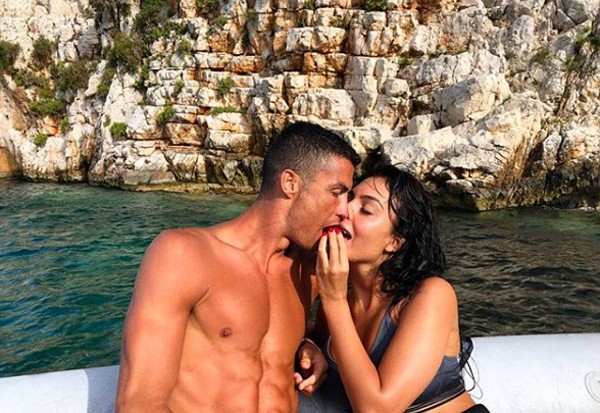 Ronaldo cùng bạn gái tình tứ khóa môi tại Hy Lạp ảnh 1