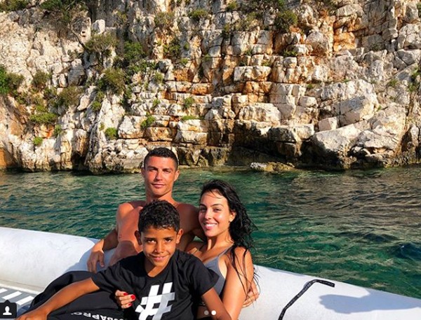 Ronaldo cùng bạn gái tình tứ khóa môi tại Hy Lạp ảnh 2