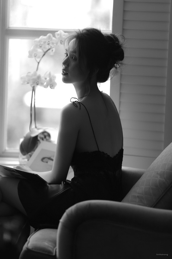 Bị chê ngực lép, Ngọc Trinh tung bộ ảnh sexy khẳng định là 'nữ hoàng nội y' ảnh 2