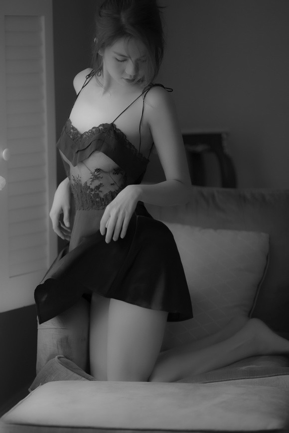 Bị chê ngực lép, Ngọc Trinh tung bộ ảnh sexy khẳng định là 'nữ hoàng nội y' ảnh 5