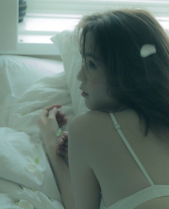 Bị chê ngực lép, Ngọc Trinh tung bộ ảnh sexy khẳng định là 'nữ hoàng nội y' ảnh 1
