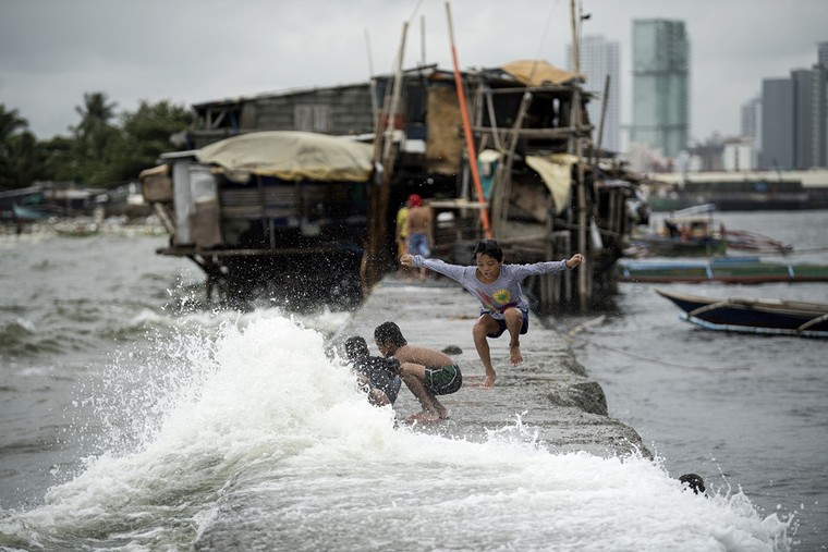 Người Philipppines vật lộn trong bão Sơn Tinh ảnh 10