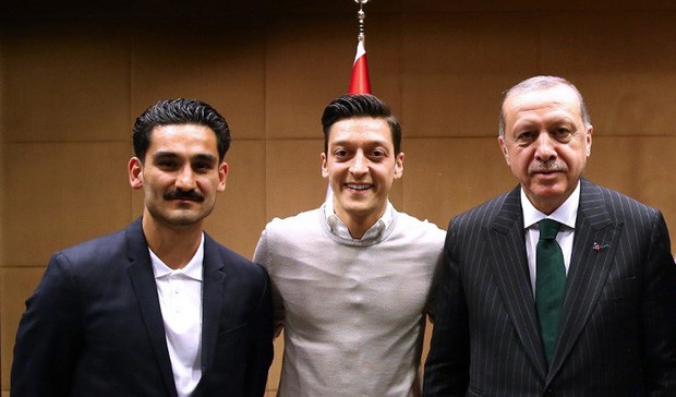 Giã từ đội tuyển quốc gia Đức, Ozil được nhiều người ủng hộ ảnh 1