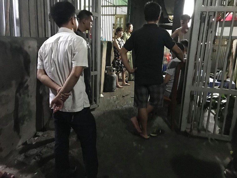 Con rể điên cuồng đâm và đốt nhà bố vợ, tấn công công an ảnh 1