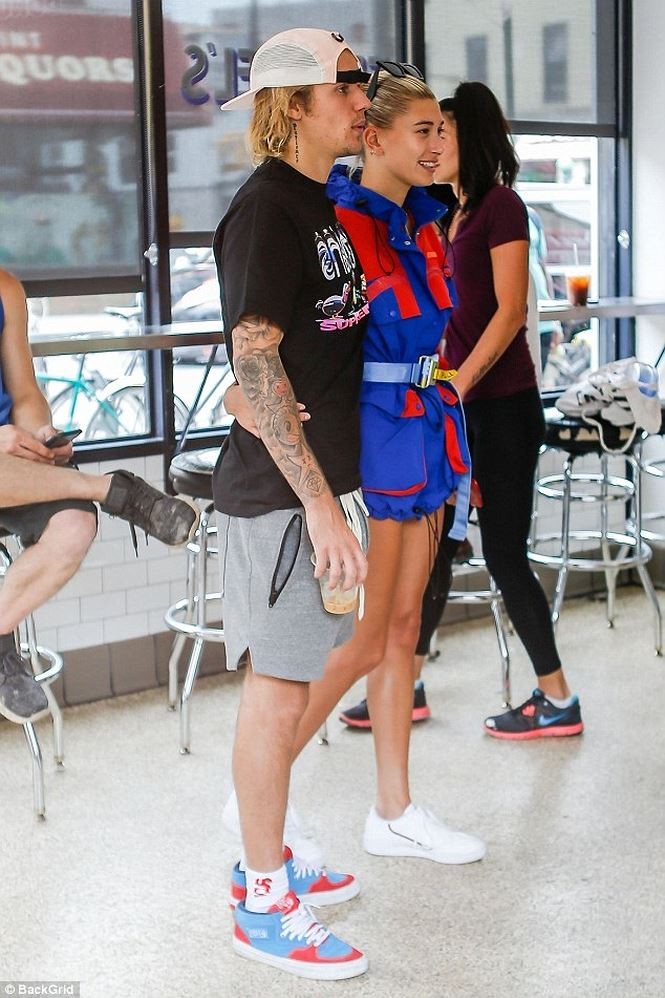 Justin Bieber tình tứ ôm hôn thê ở New York ảnh 5