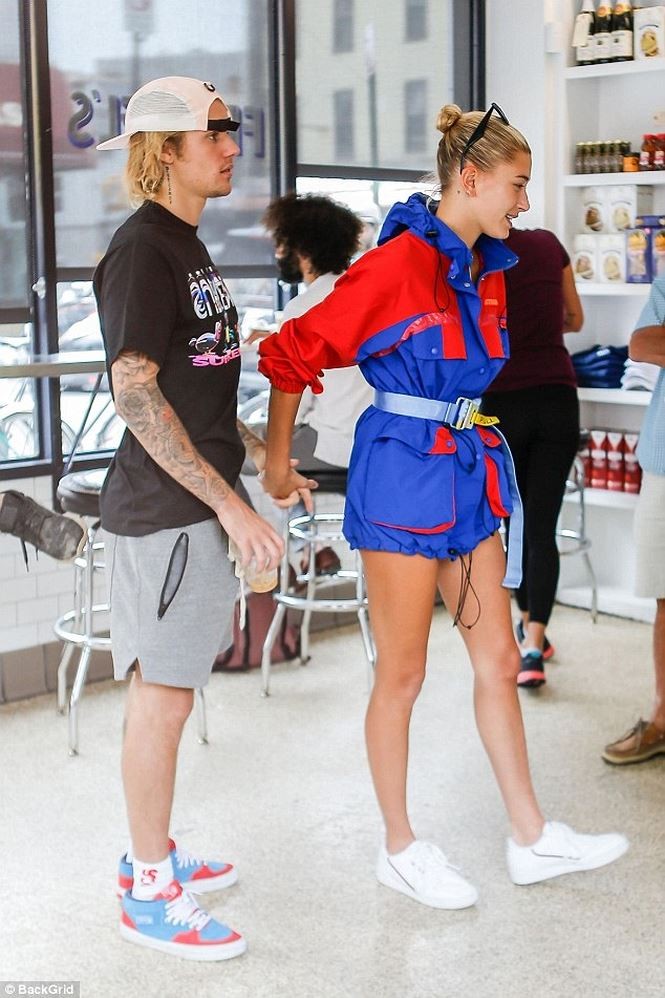 Justin Bieber tình tứ ôm hôn thê ở New York ảnh 6