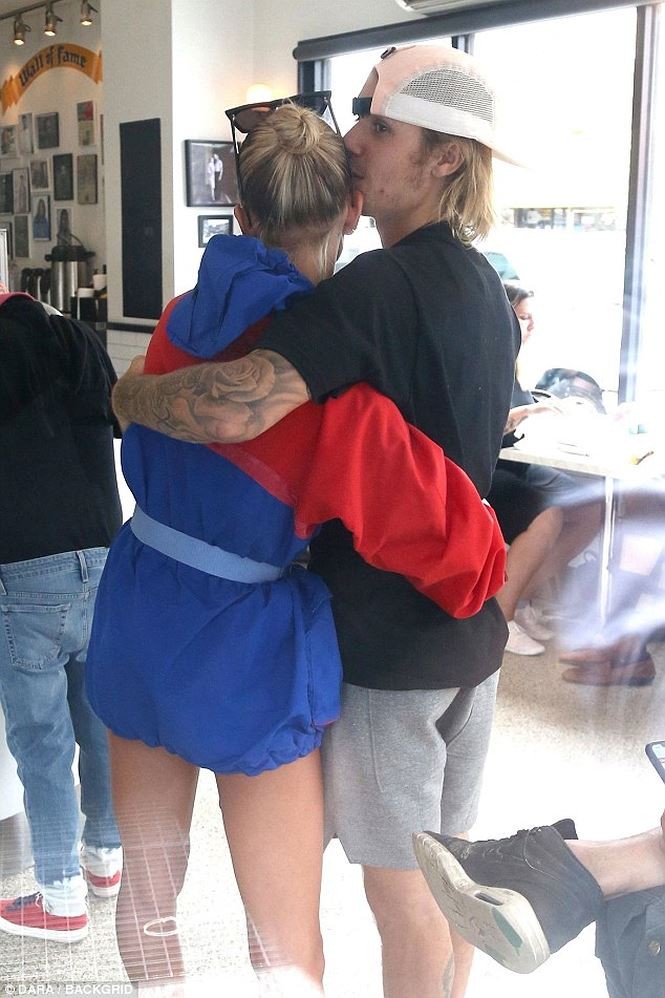 Justin Bieber tình tứ ôm hôn thê ở New York ảnh 8