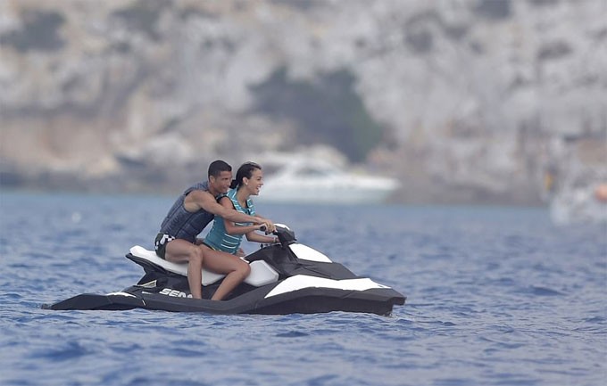 Ronaldo tình tứ vui đùa cùng bạn gái tại Tây Ban Nha ảnh 2