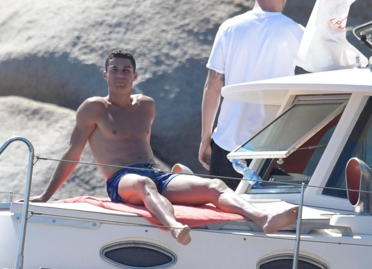 Ronaldo mắt tím bầm đi nghỉ dưỡng cùng bạn gái, giải hạn 'tịt ngòi' ảnh 7