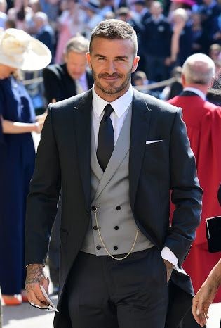 Beckham lộ đầu hói, thân mật với gái lạ bên hồ bơi ảnh 3