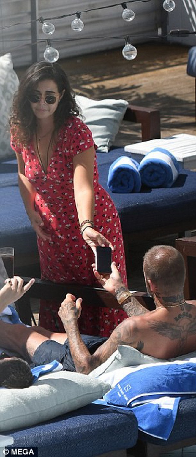 Beckham lộ đầu hói, thân mật với gái lạ bên hồ bơi ảnh 6