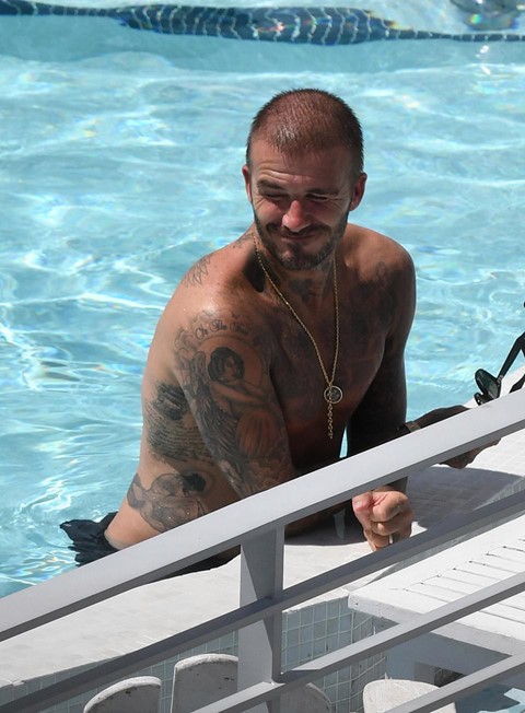 Beckham lộ đầu hói, thân mật với gái lạ bên hồ bơi ảnh 1