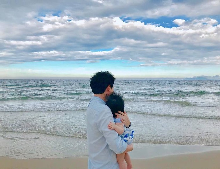 Hoa hậu Đặng Thu Thảo lần đầu khoe ảnh con gái xinh như thiên thần ảnh 2