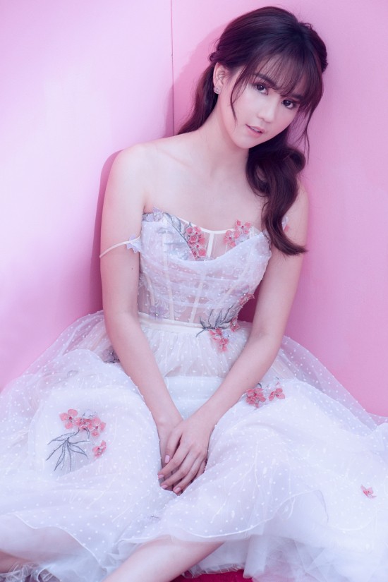 Chán sexy, Ngọc Trinh hoá công chúa kiêu kỳ chào tuổi 29 ảnh 6