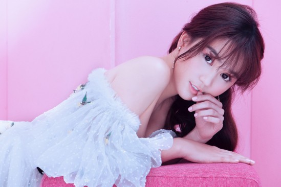 Chán sexy, Ngọc Trinh hoá công chúa kiêu kỳ chào tuổi 29 ảnh 7