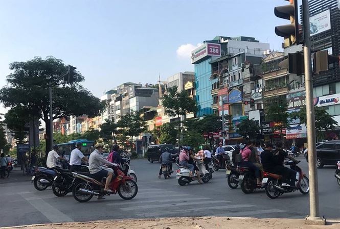 Dàn cảnh đâm xe máy giữa phố, một phụ nữ mất túi đồ trong tích tắc ảnh 1