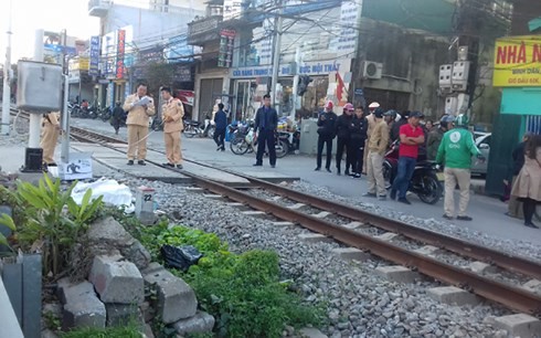 Người đàn ông bị tàu đâm tử vong khi băng qua đường ảnh 1