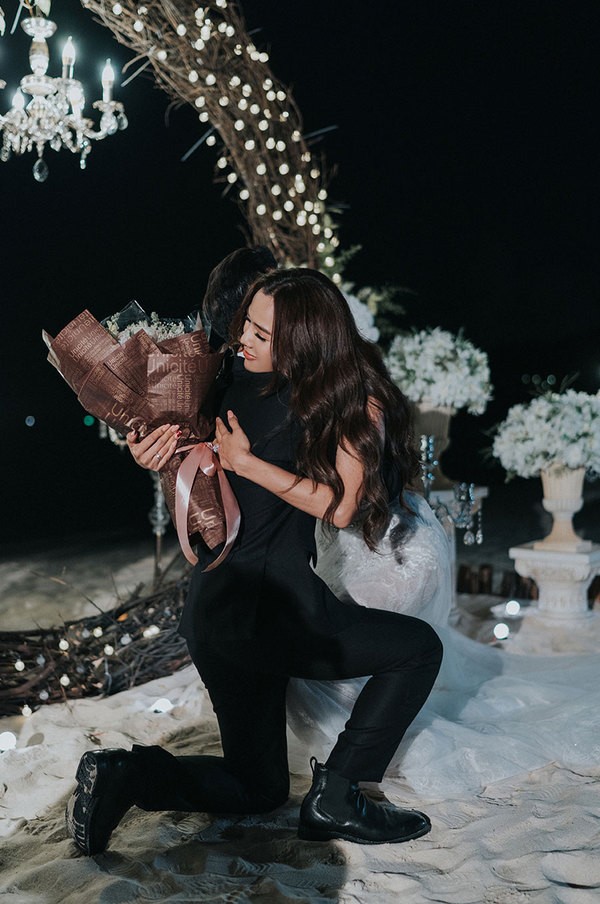 Ưng Hoàng Phúc cầu hôn bà xã bằng nhẫn kim cương 60.000 USD ảnh 1