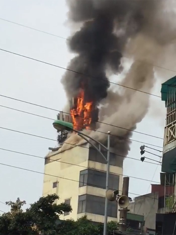 Xảy cháy quán karaoke...đang bị đình chỉ hoạt động ảnh 1